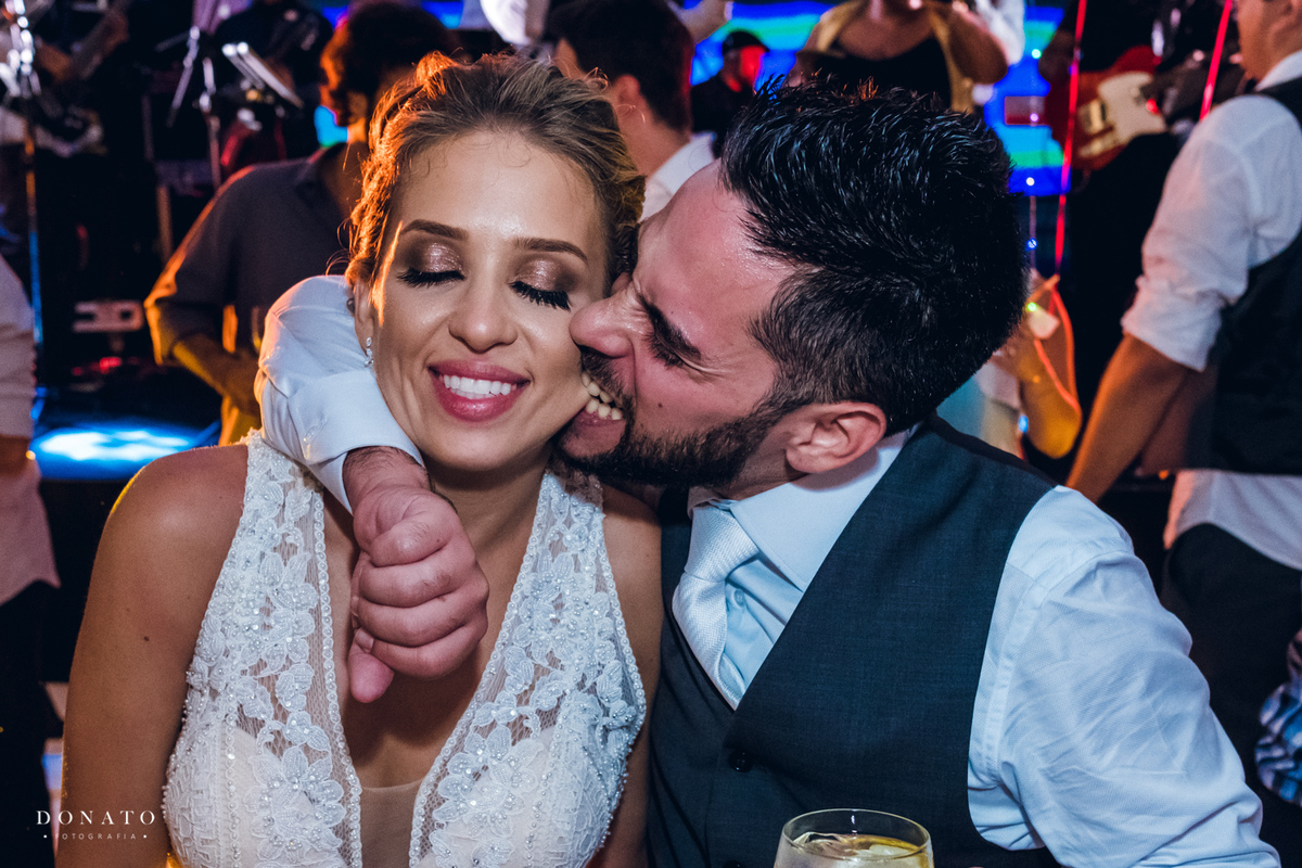 noivo morde a noiva dom carinho na pista de dança da fazenda 7 lagoas.