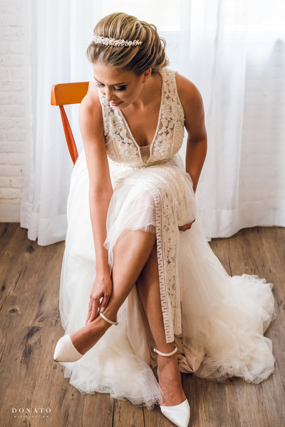 Noiva coloca os sapatos na fazenda 7 lagoas.