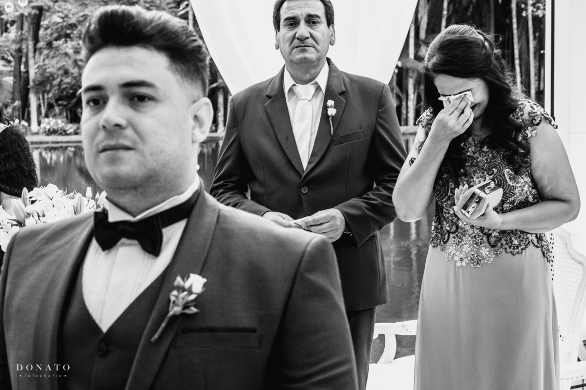 Mae do noivo chora de emoção ao ver a noiva entrando.