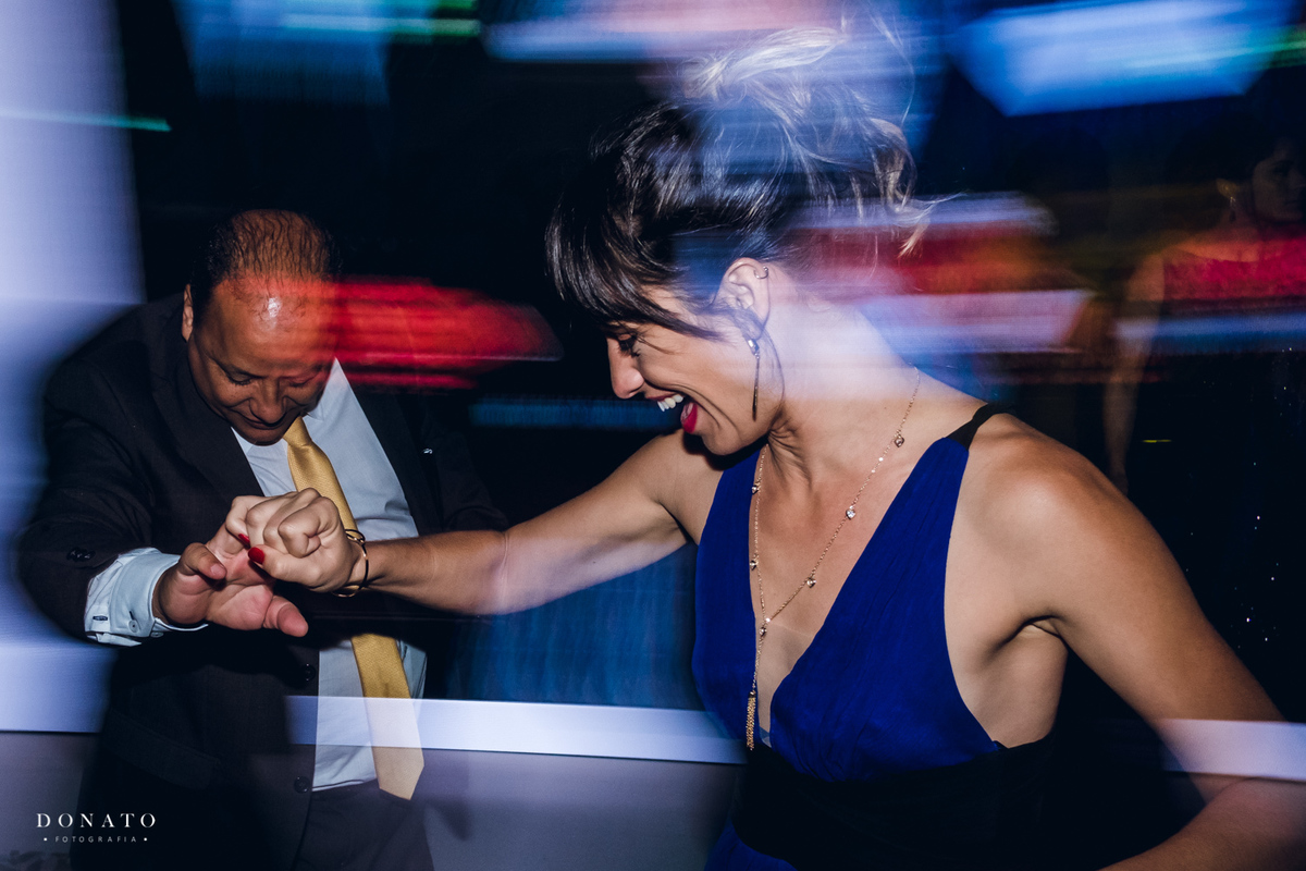 Pai da noiva se diverte na festa com convidados.