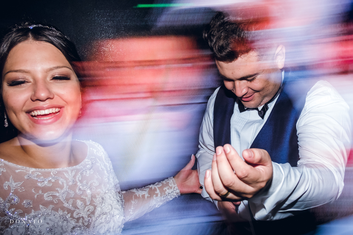 Noivos dançam na festa de casamento da fazenda 7 lagoas.