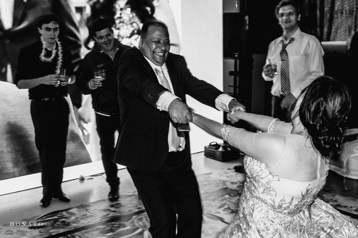 Pai da noiva se diverte com a esposa na festa.