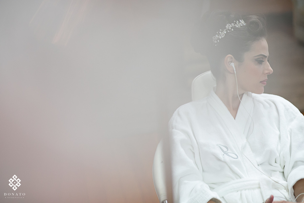 Noiva se preparando, ainda fazendo a maquiagem do dia.