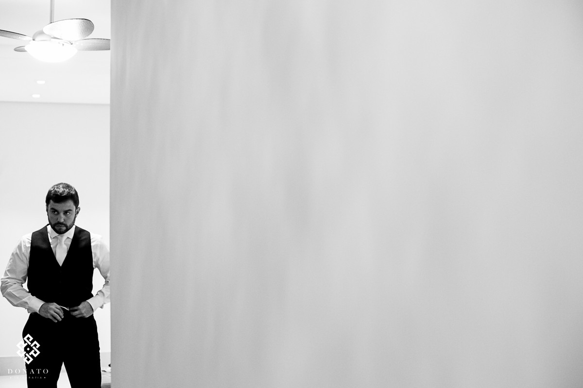 Noivo pensativo antes de ir para igreja.