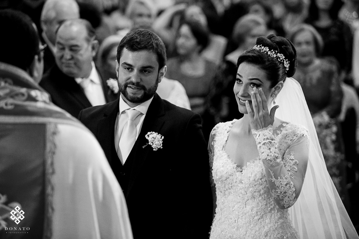 Noiva se emociona com as lindas palavras do padre, neste momento ela passa a mão nos olhos para secar a lagrima, momento unico de emoção.