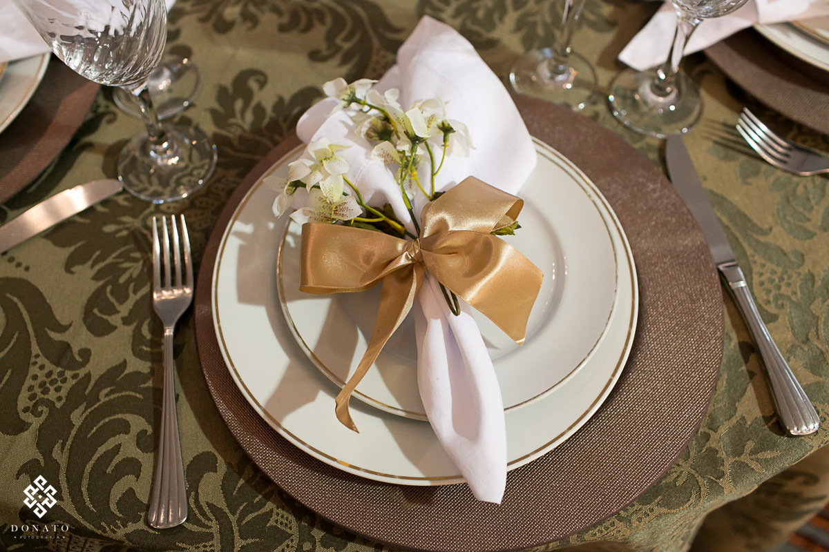 Detalhe do laço dourado com quardanapo, detalhes que fazem a diferença.