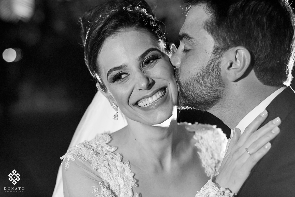 Noivo da um beijo inesperado na noiva jamile, eles estam no jardim do buffet Villa Flamboyant.