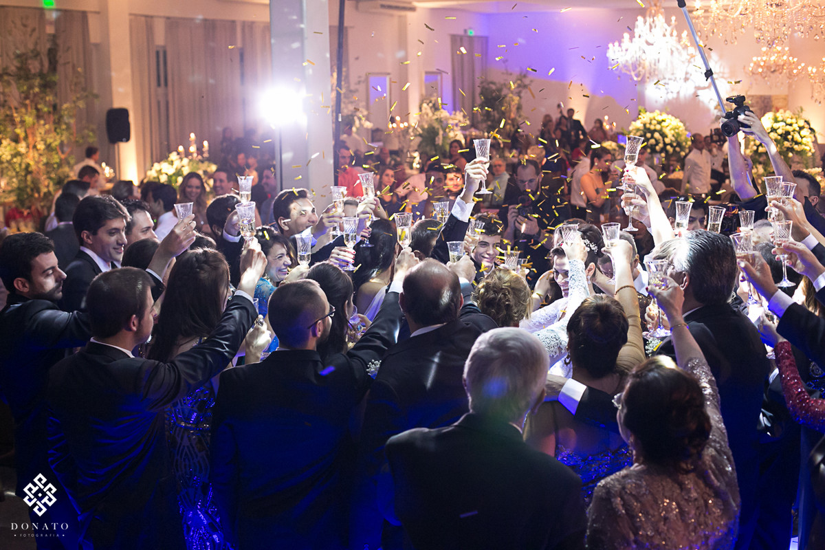 Brinde coletivo, com varia pessoas, momento muito alegre feito no salão Flamboyant