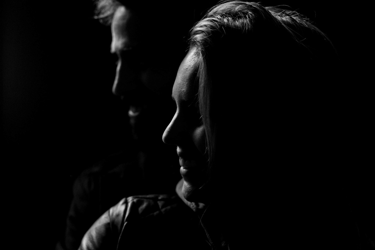 foto em branco e preto do perfil do casal, uma luz que corta com recorte o rosto deixando a foto muito criativa.