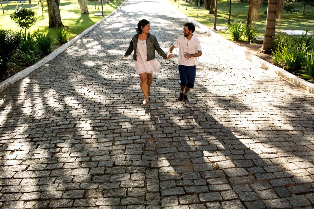 noivos correm sobre uma pista de paralelepipedo, deixei a cabeça dos noivos dentro da estrada em um angulo mais elevado, assim evitei toda a sujeira visual que tinha na paisagem.