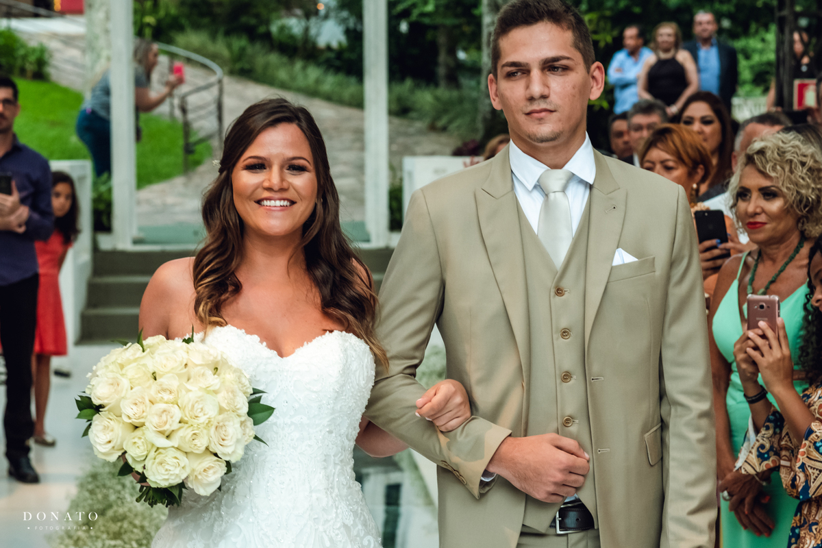 Entrada da noiva com seu irmão.