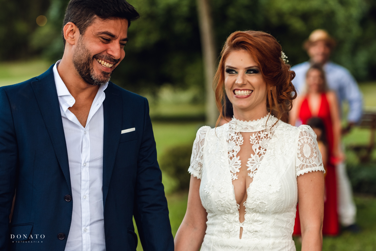 Noivos sorriem.