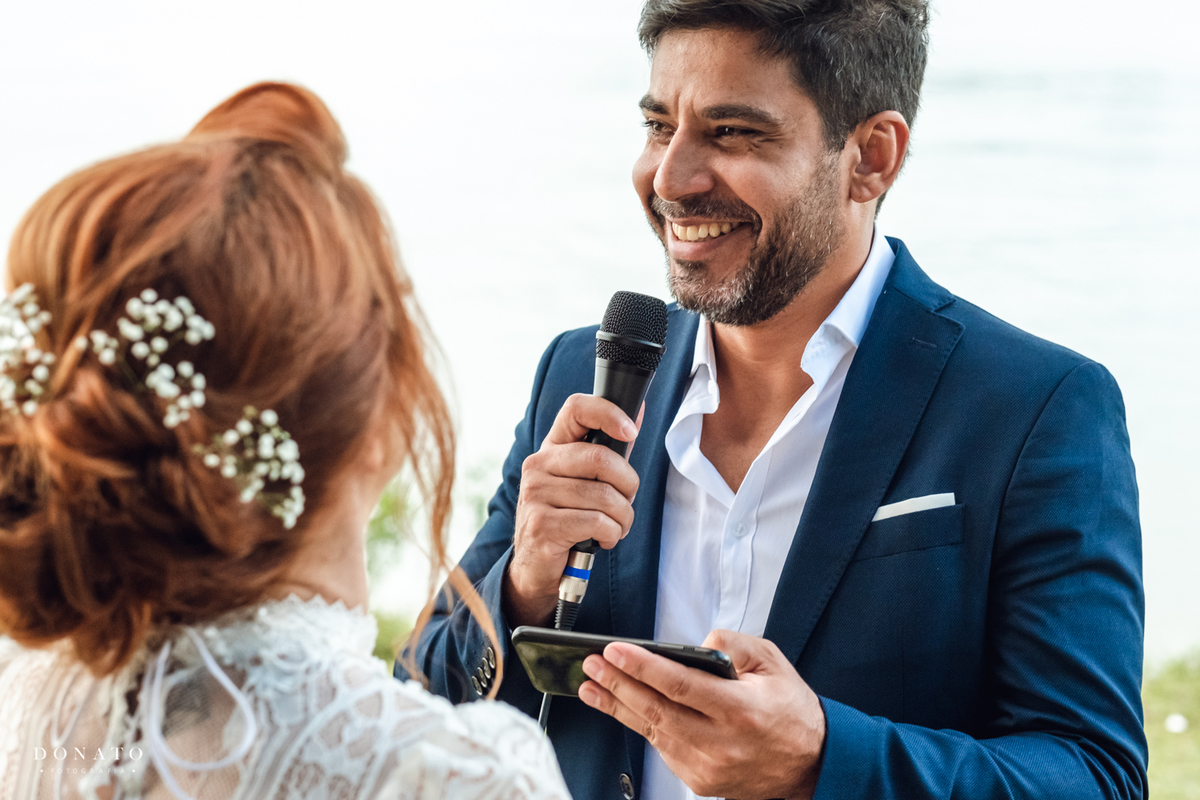 Noivo se emociona.