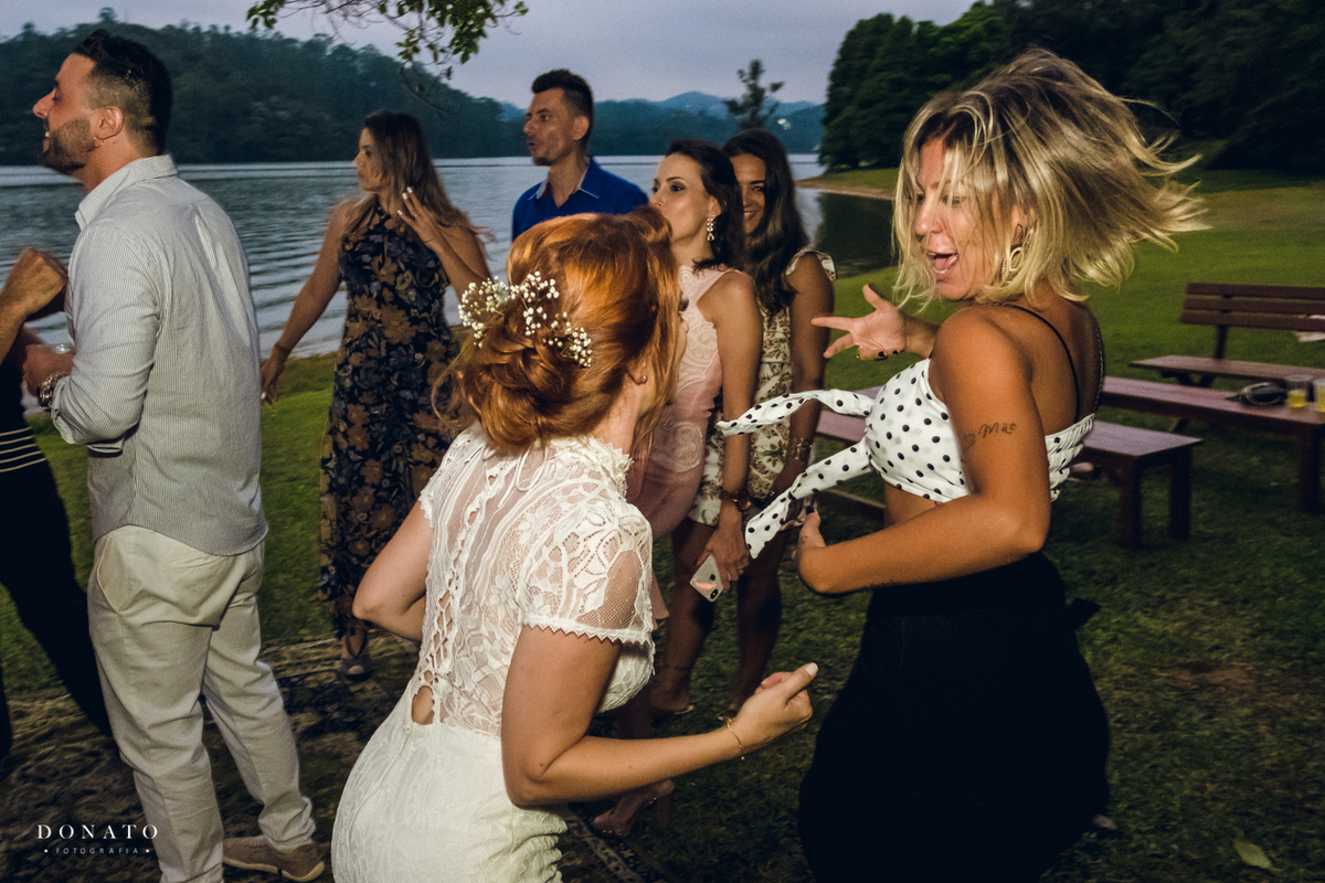 Noiva com amiga dançando.