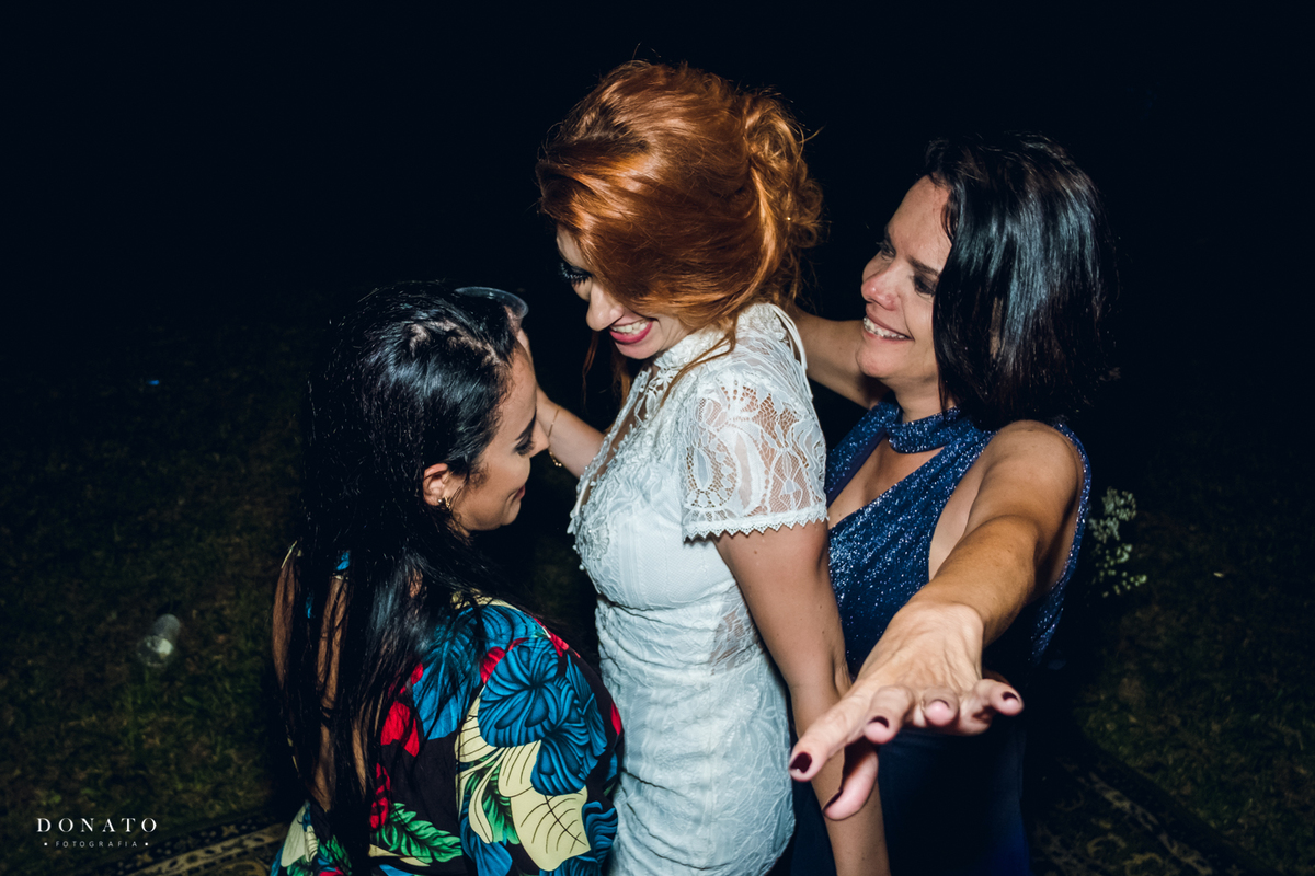 Noiva com as amigas dançando.