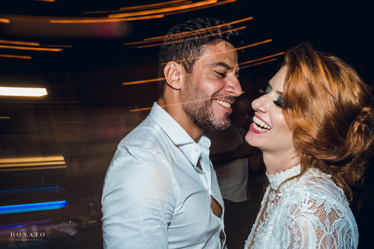 Noivos dançando na balada.