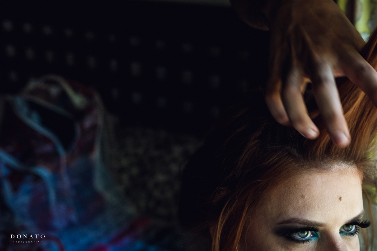 Detalhe dos olhos verdes da noiva.