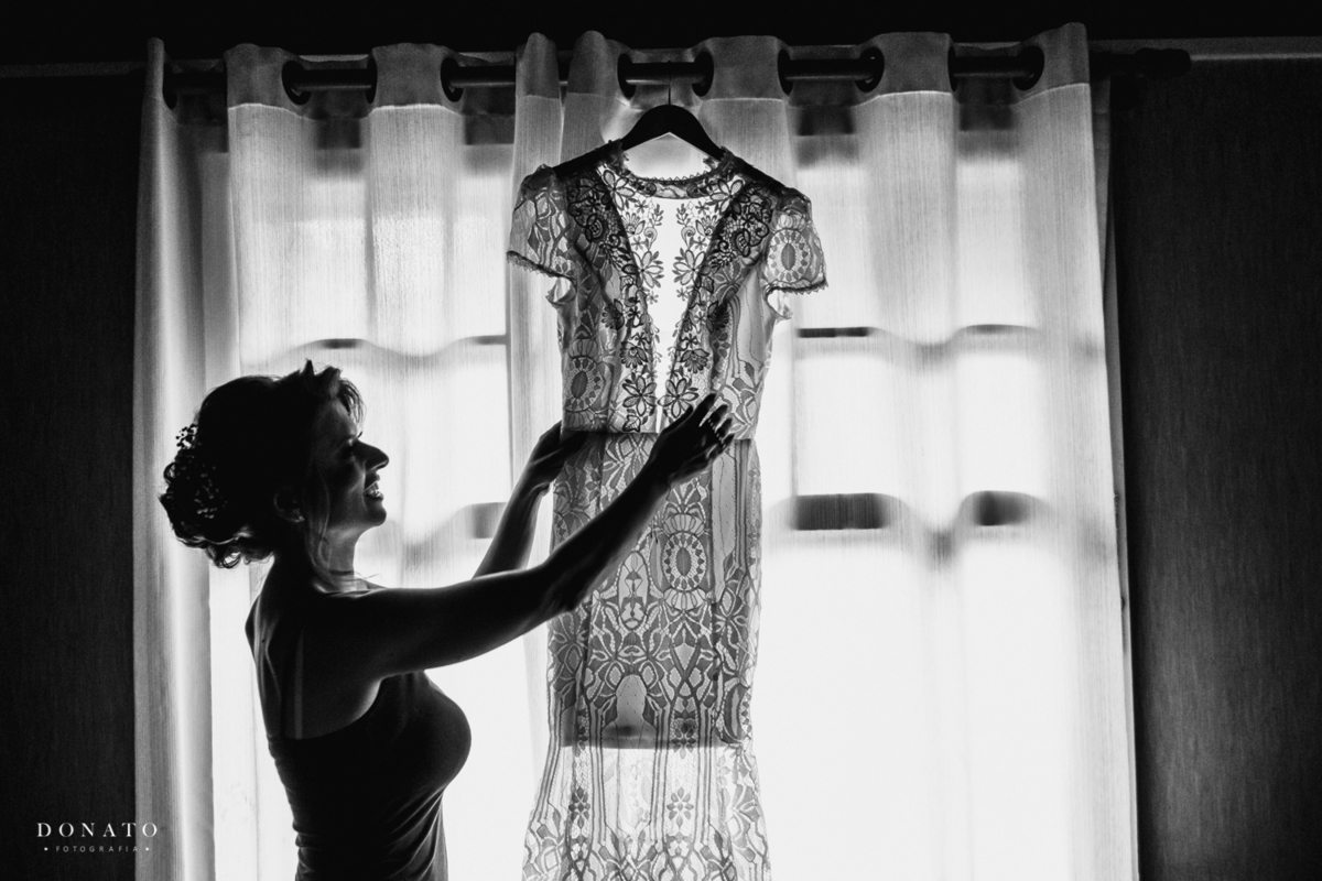 Noiva arruma o vestido.