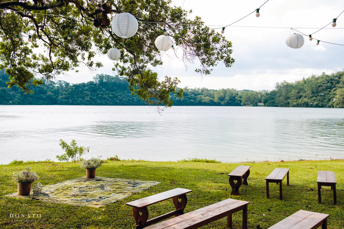 Visão geral da cerimonia na beira da represa.