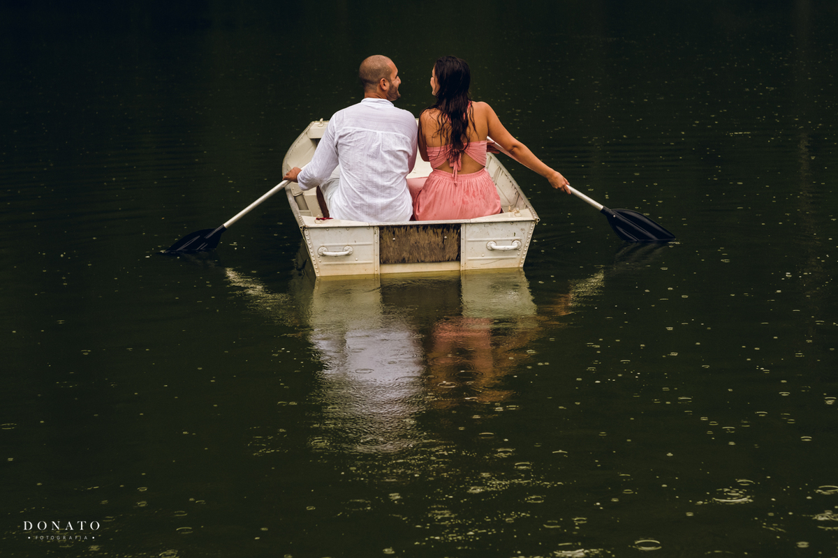 Passeio de barco debaixo de chuva.