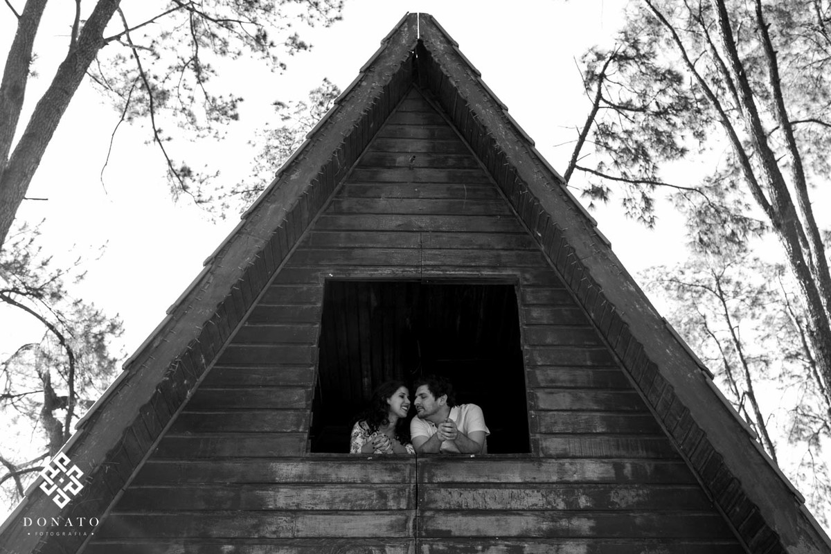 Casal esta dentro da janela do chalé,