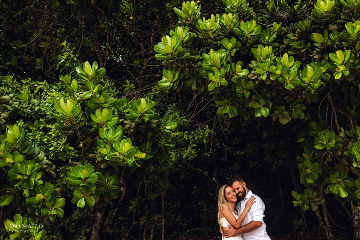 Foto dos noivos no verde na praia do Guarujá.