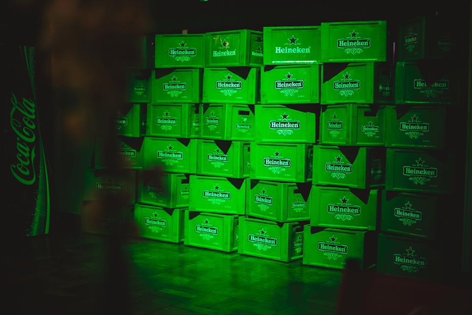 caixas de bebidas empilhadas, formando o cenario da festa