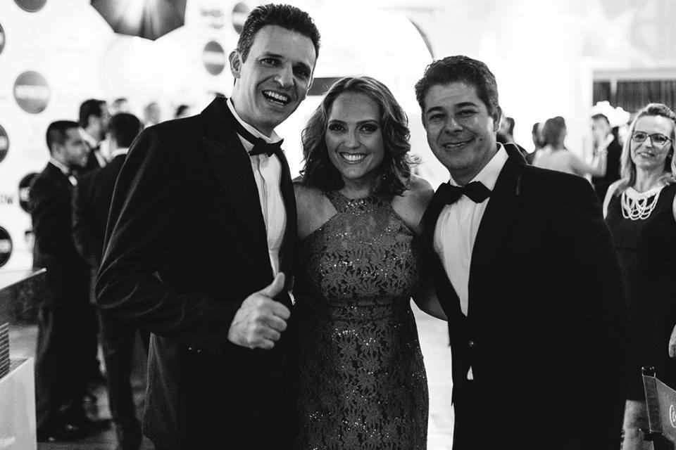 lenandro donato de smoking, tatiane braga de longo, e frankie costa