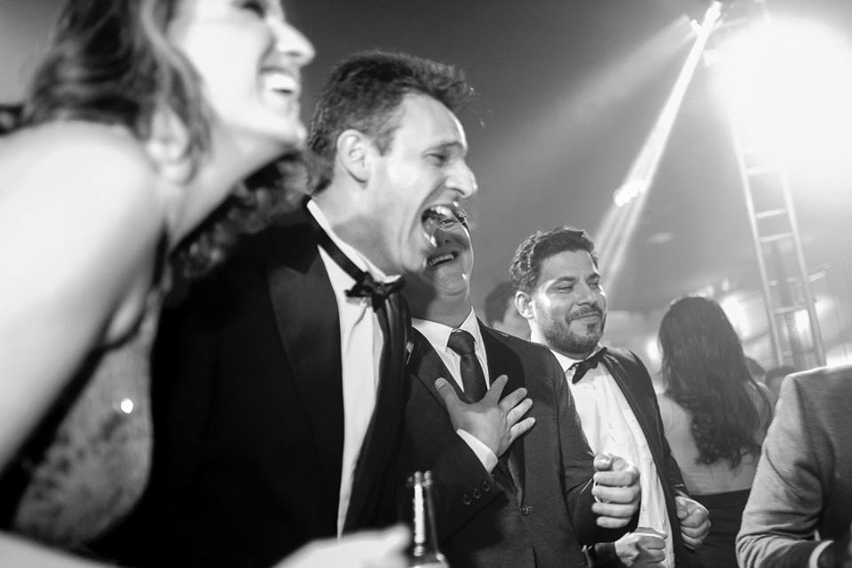 galera dança, leandro donato crita cm a musica, wellington fugisse da uma risada muito legal e leandro cuin balança o corpo.