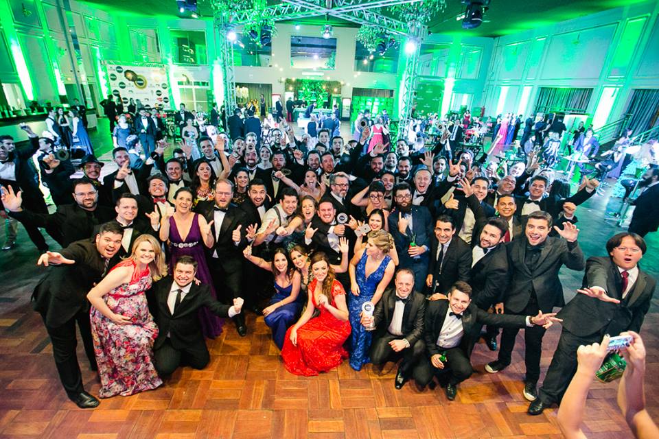 Foto geral da galera do evento e de todo o salão ao fundo.