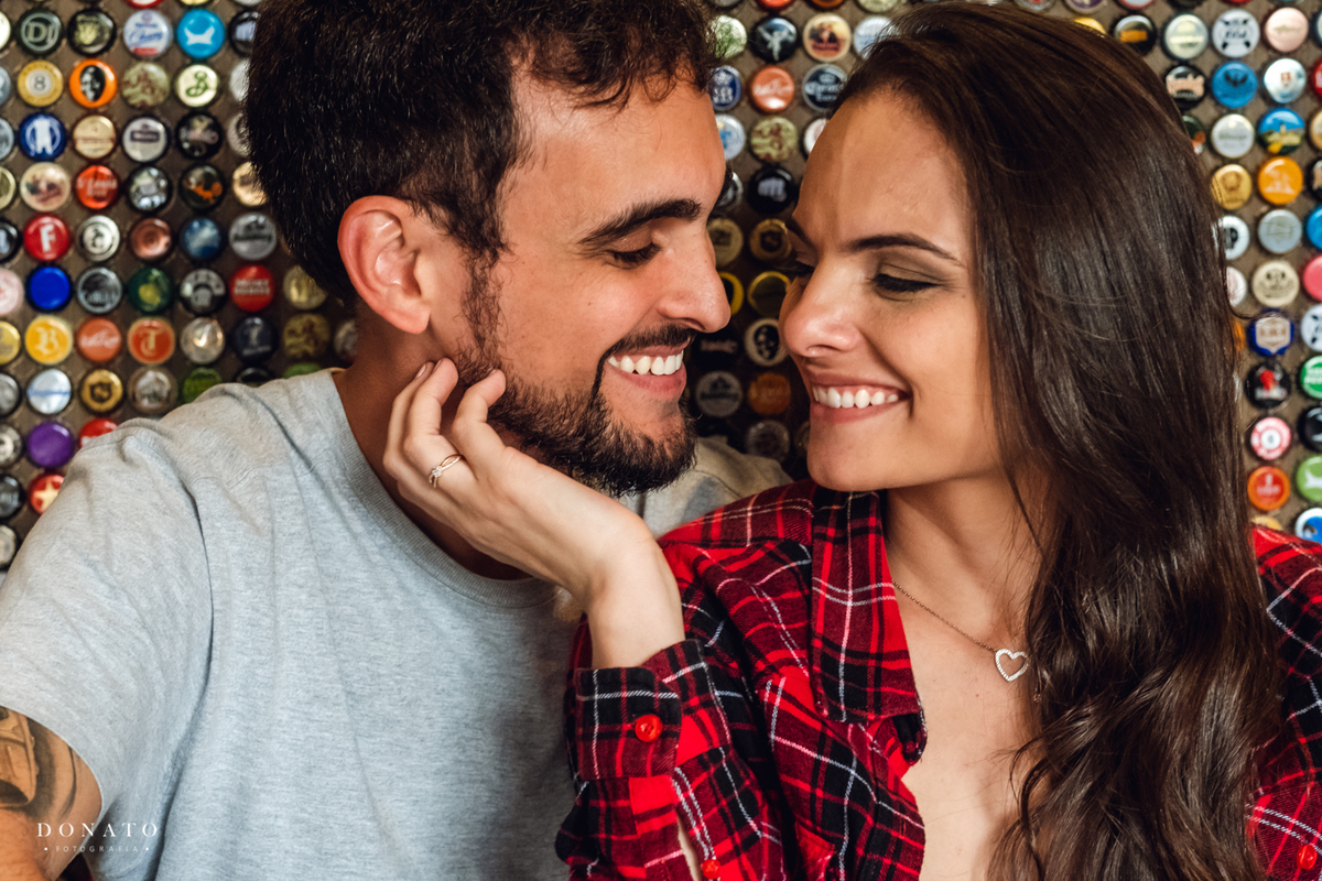 Os noivos dentro da loja especializada em cerveja em Monte Verde-MG.