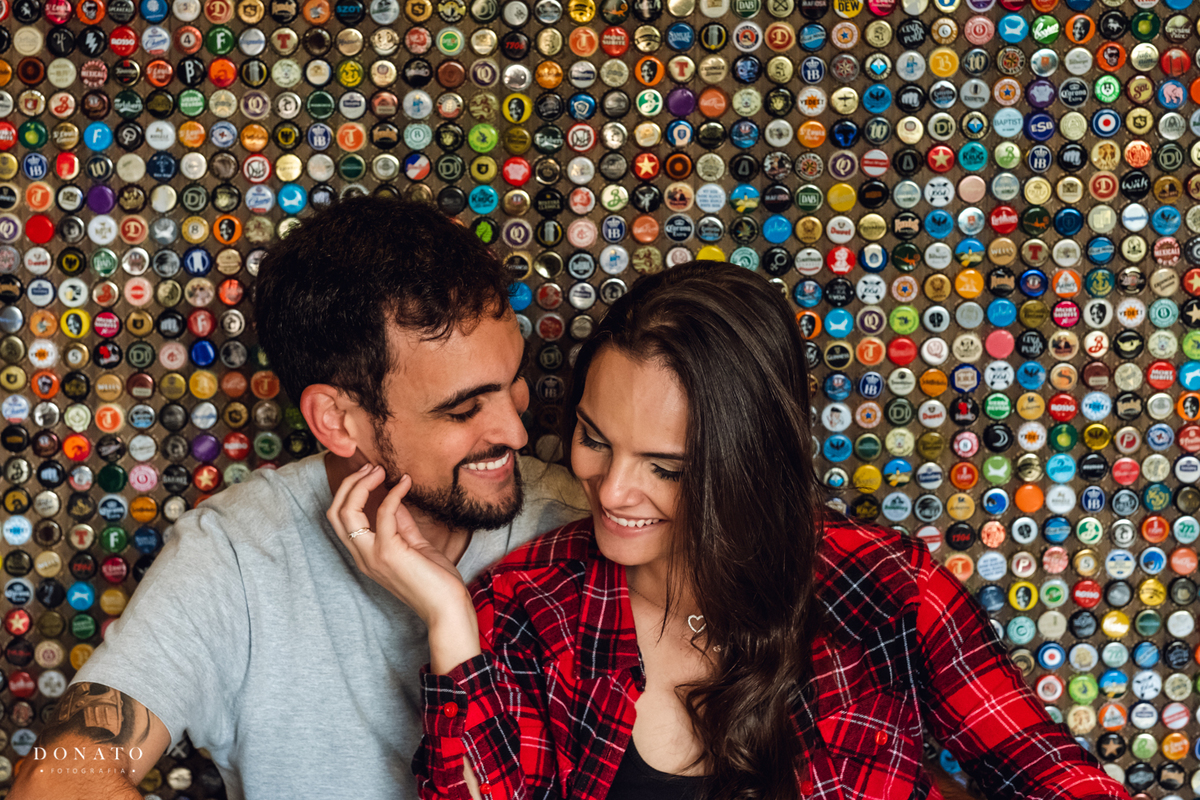 Os noivos dentro da loja especializada em cerveja em Monte Verde-MG.