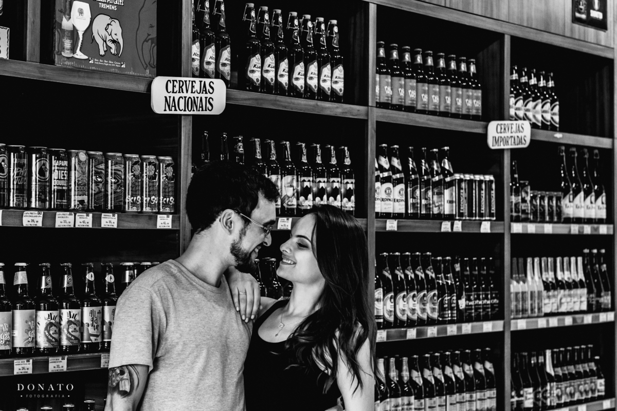Os noivos dentro da loja especializada em cerveja em Monte Verde-MG.