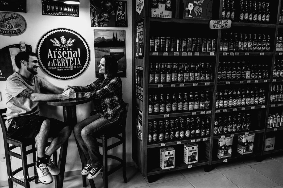 Os noivos dentro da loja especializada em cerveja em Monte Verde-MG.