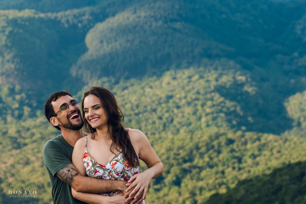 Retrato dos noivos na paisagem de Monte Verde-MG, com lindas montanhas.