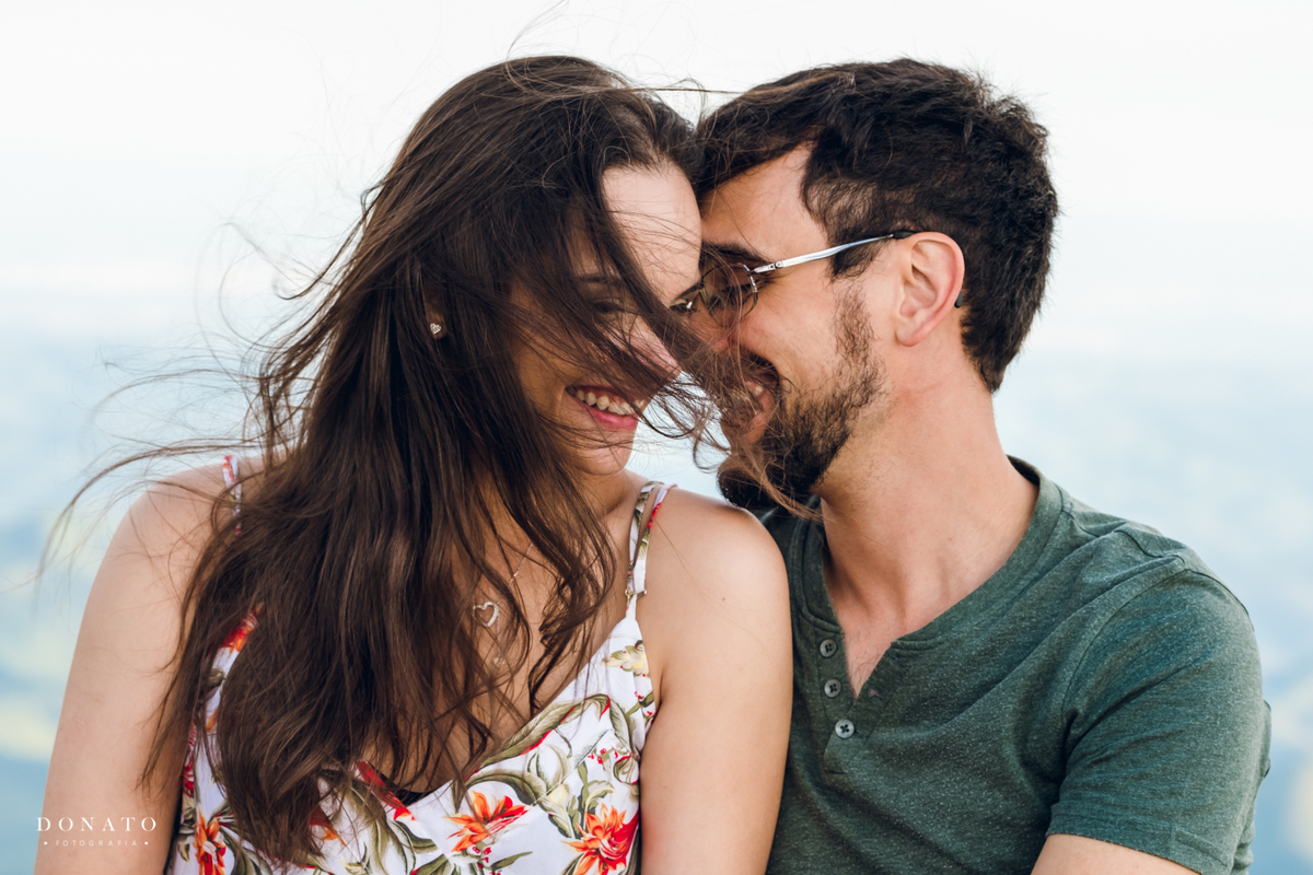 Retrato dos noivos na paisagem de Monte Verde-MG, com lindas montanhas.