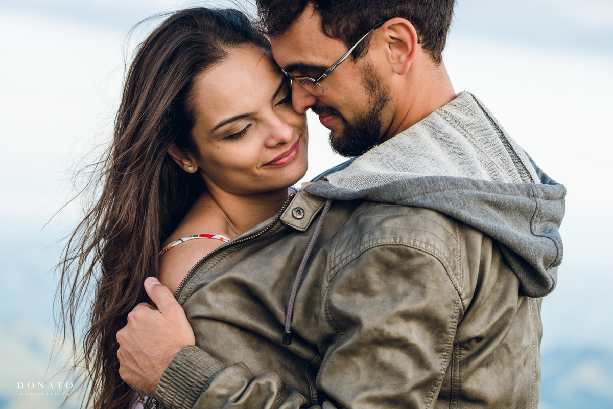 Retrato dos noivos na paisagem de Monte Verde-MG, com lindas montanhas.