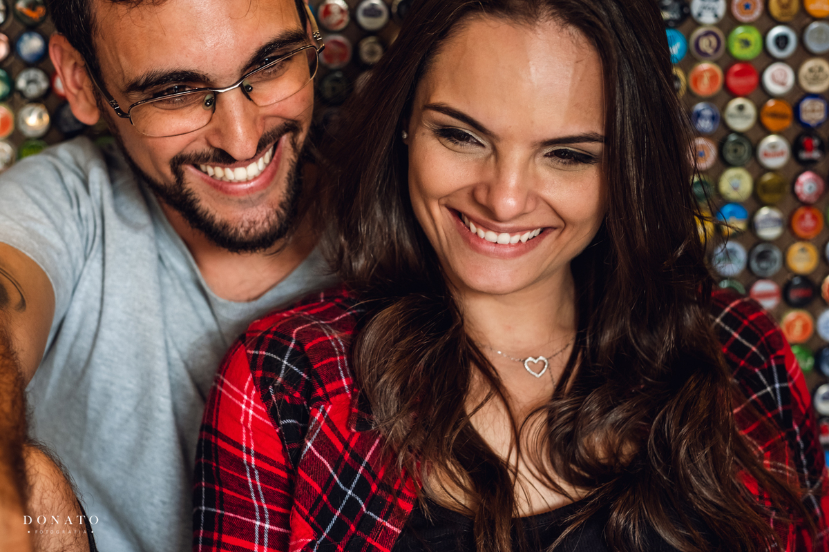 Os noivos dentro da loja especializada em cerveja em Monte Verde-MG.