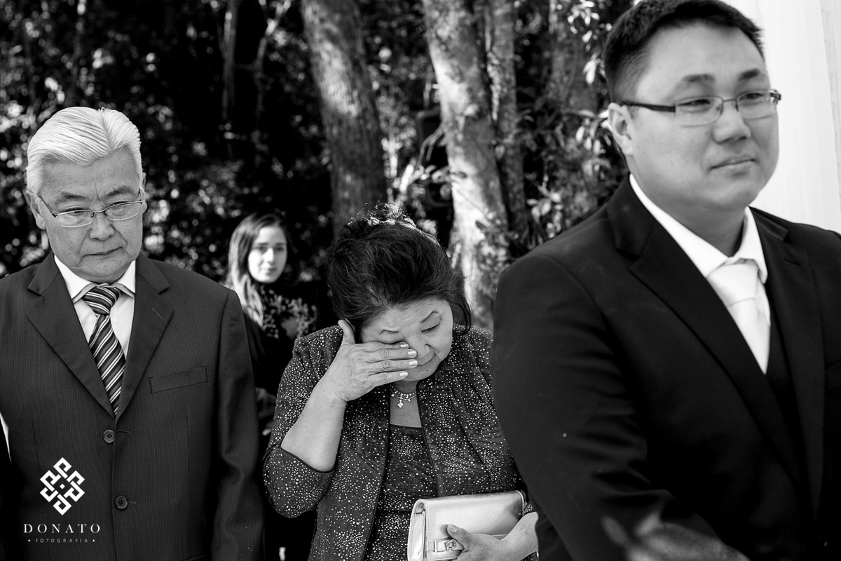 mae do noivo, oriental se emociona ao ver o casal trocando os votos do casamento no espaço natureza.
