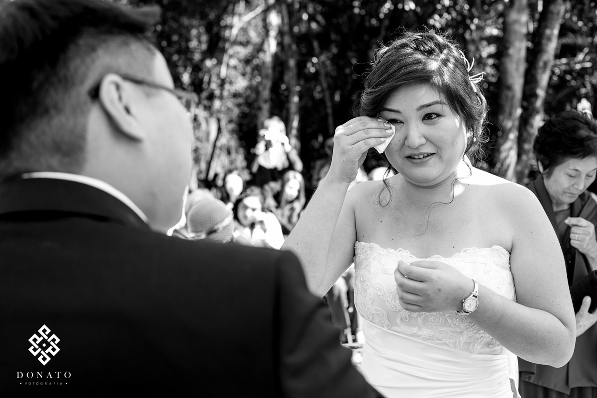 Noiva seca sua lagrima, em baixo do gaseco do espaço natureza.