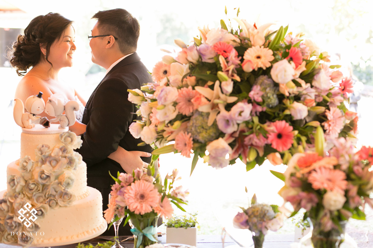 noivos brindam na mesa de flores e bolo, durante a festa no espaço natureza.