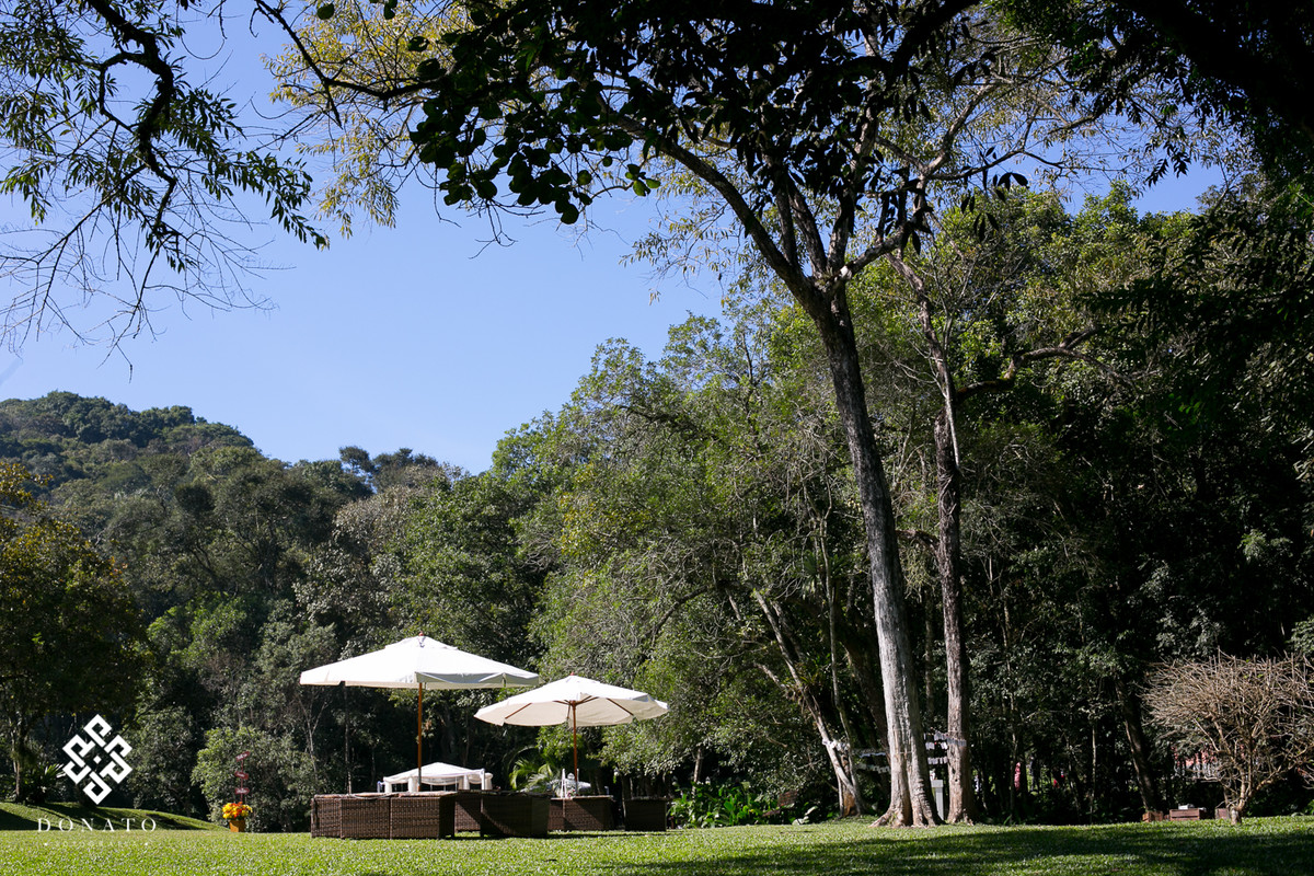 imagem geral da entrada do espaço natureza, as arvores grandes e os bancos deixa tudo muito armoniozo.