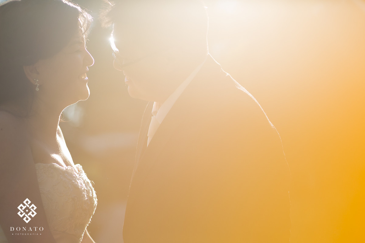 linda foto com o por do sol, um quase beijo do casal, esta luz é linda.