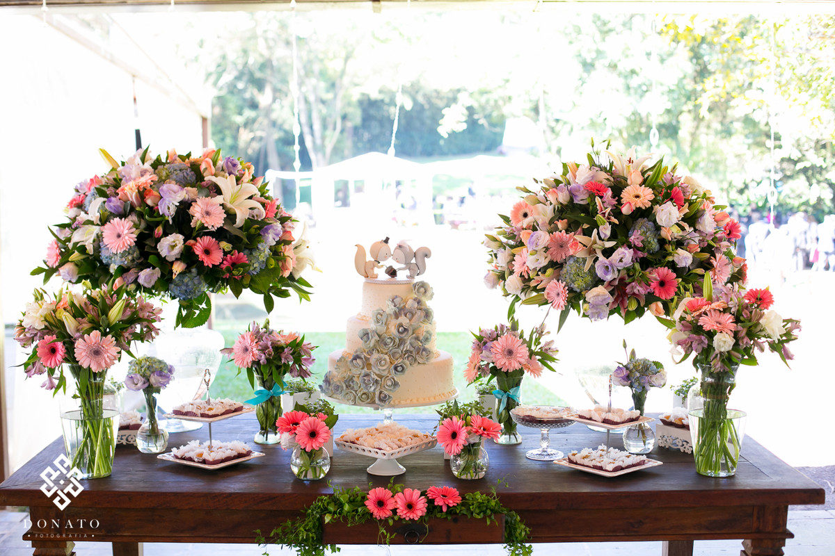 detalhe da decoraçao da mesa do bolo, feita pela essencial decoraçoes para o espaço natureza.
