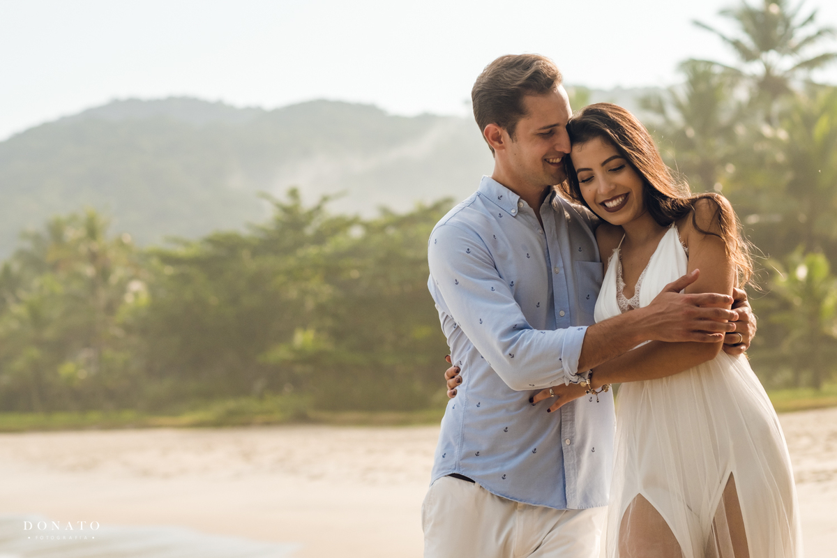 casal em pré wedding na praia.