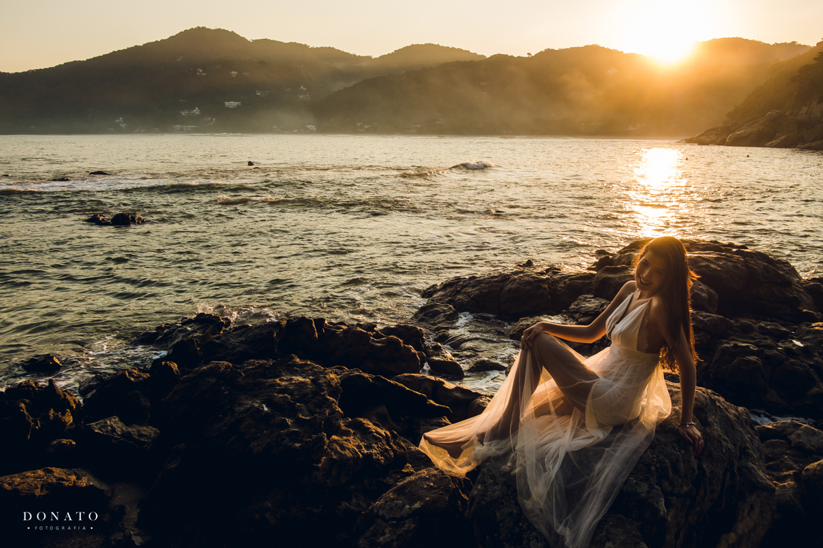 book da noiva na praia do Guarujá com por do sol.