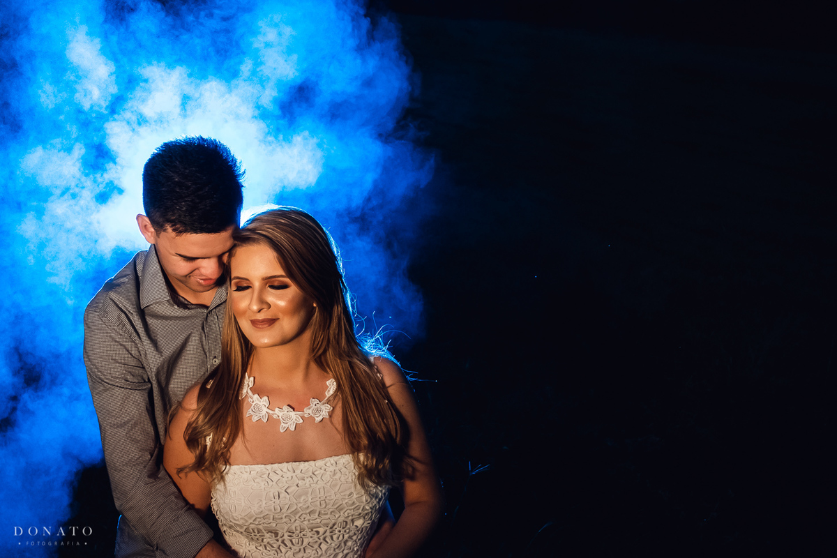 Retrato noturno do casal na cidade de Holambra-SP.