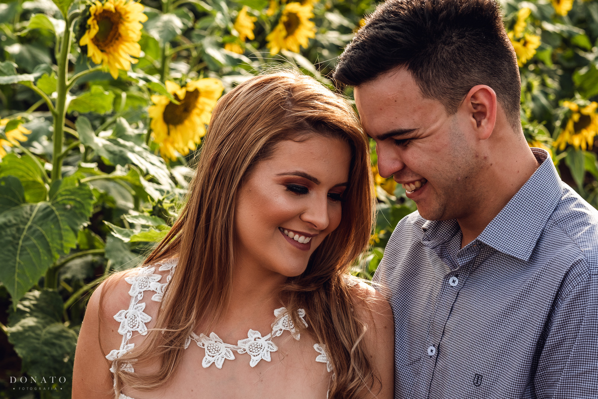 Foto do casal na plantação de girassol em Holambra.