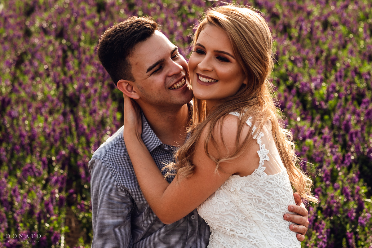 Foto do casal na plantação de Lavanda.