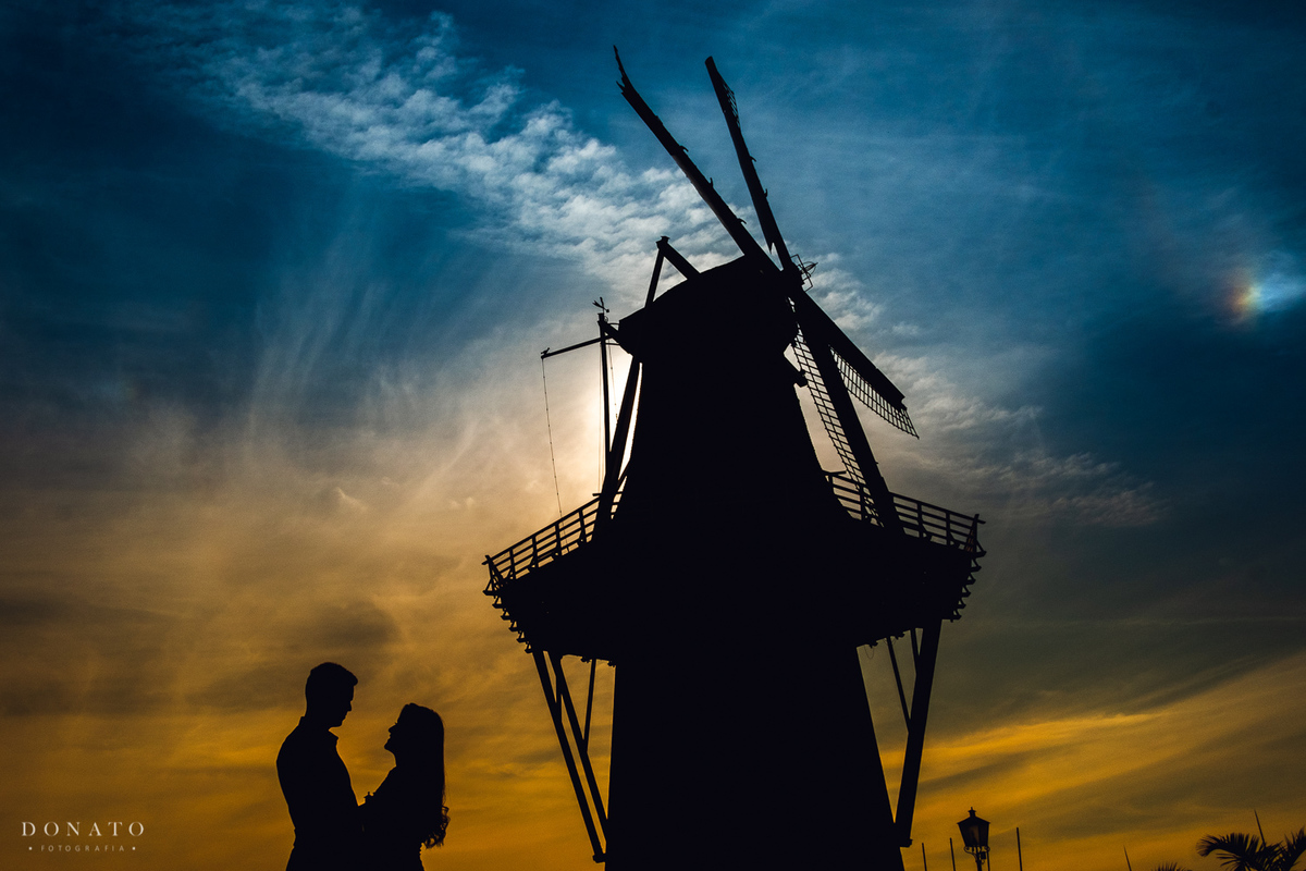 Fotos do casal no moinho de vento da cidade de Holambra-sp